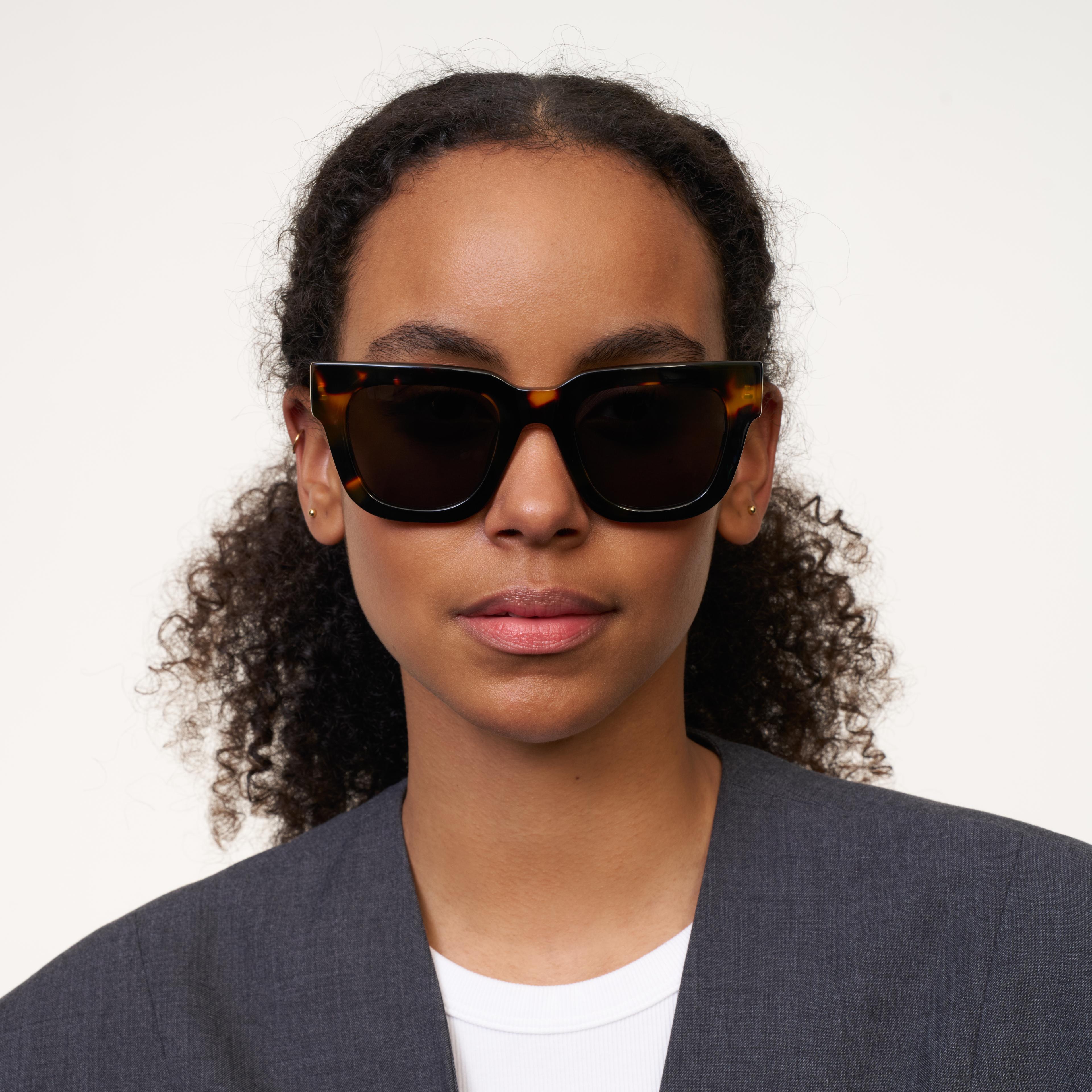 Ace & Tate Sonnenbrillen | Quadratisch Acetat in Schwarz, Braun, Gelb