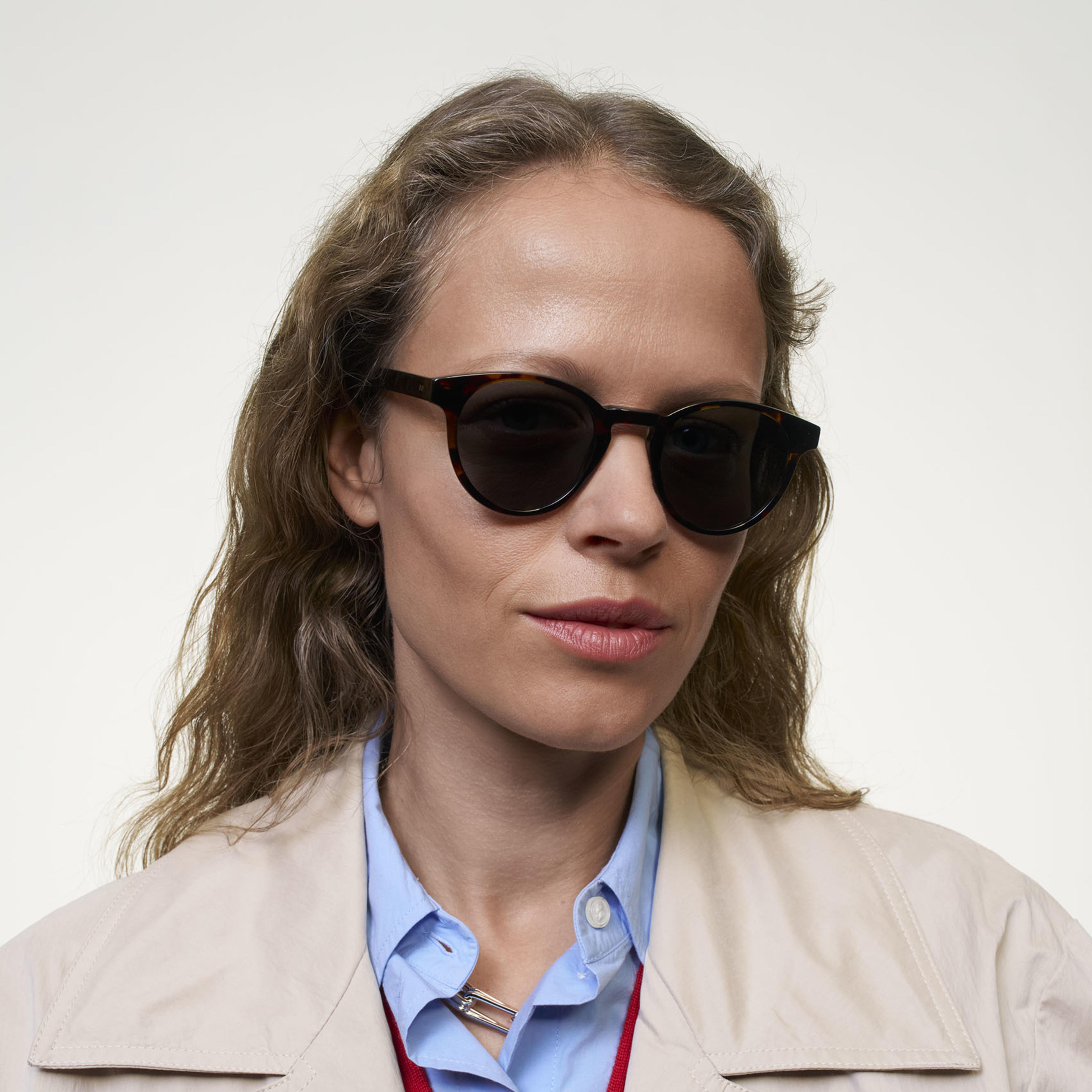 Ace & Tate Pierce in Mulberry Tree Ace & Tate Sunglasses | Round Acetate in Black, Brown