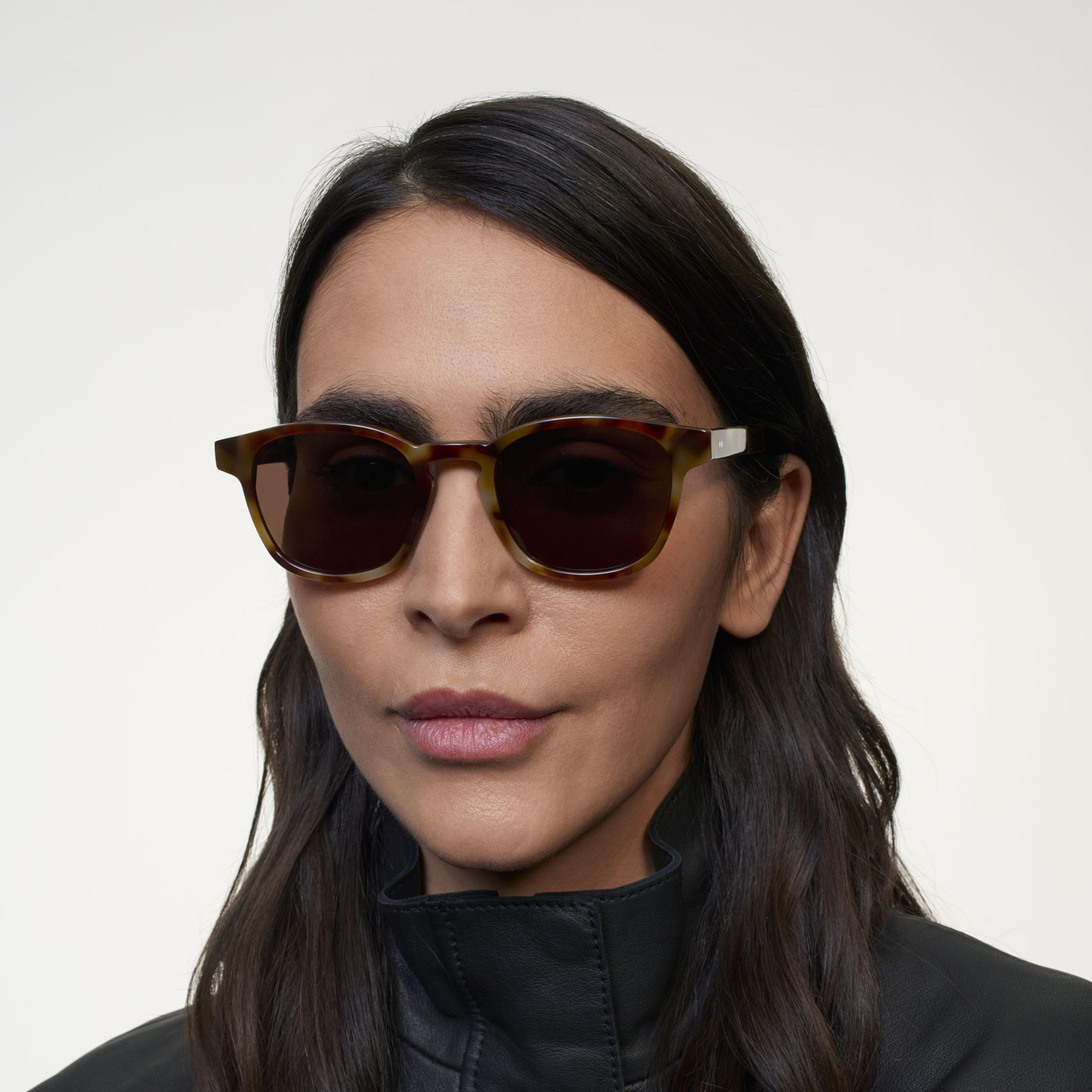 Ace & Tate Solaires | Carrée Acétate in Marron, Jaune