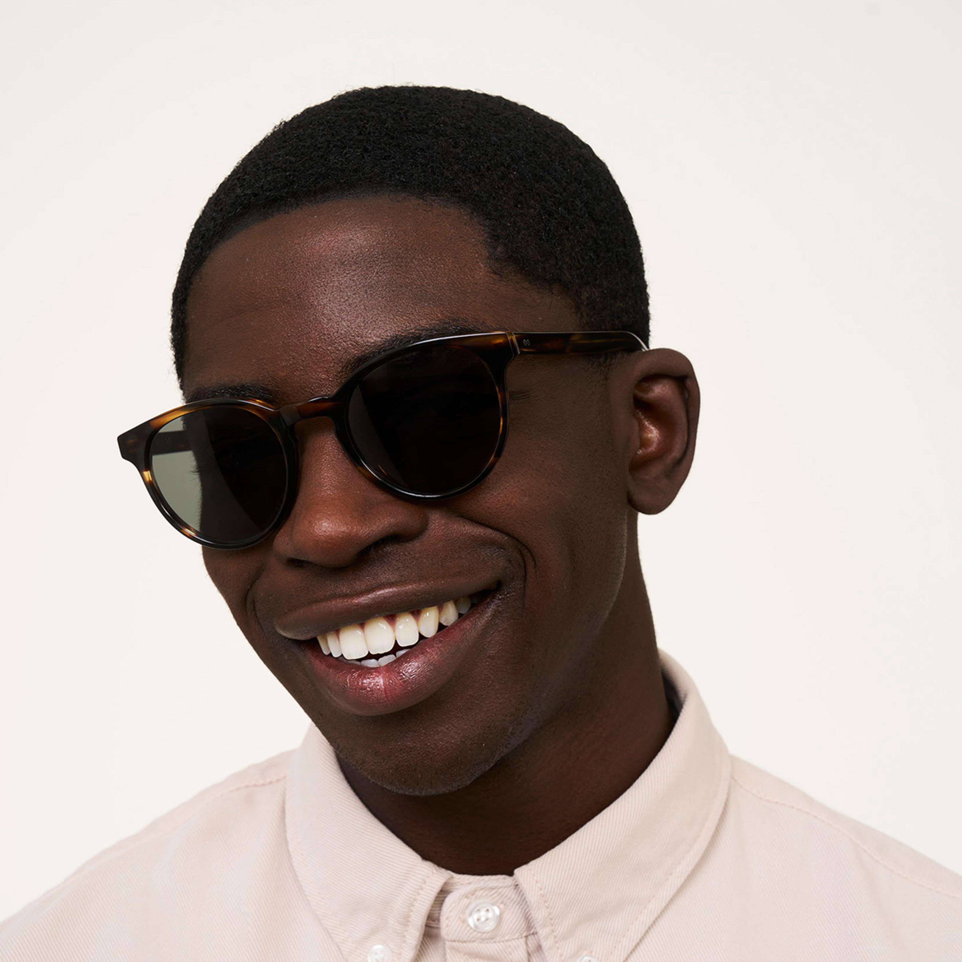 Ace & Tate Pierce in Tigerwood Ace & Tate Sunglasses | Round Acetate in Brown, Orange