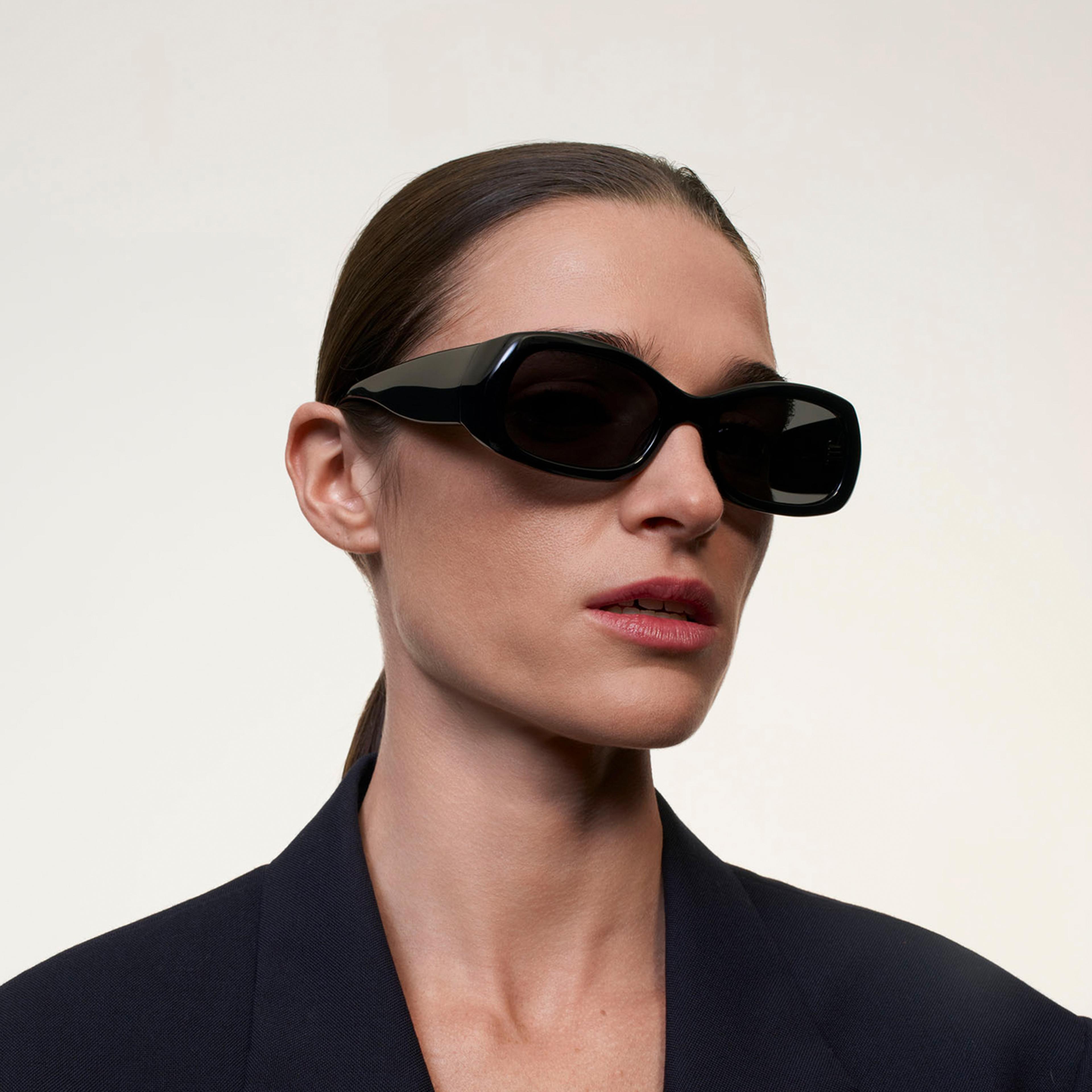 Ace & Tate Gaia in Black Ace & Tate Sonnenbrillen | Oval Acetat in Schwarz