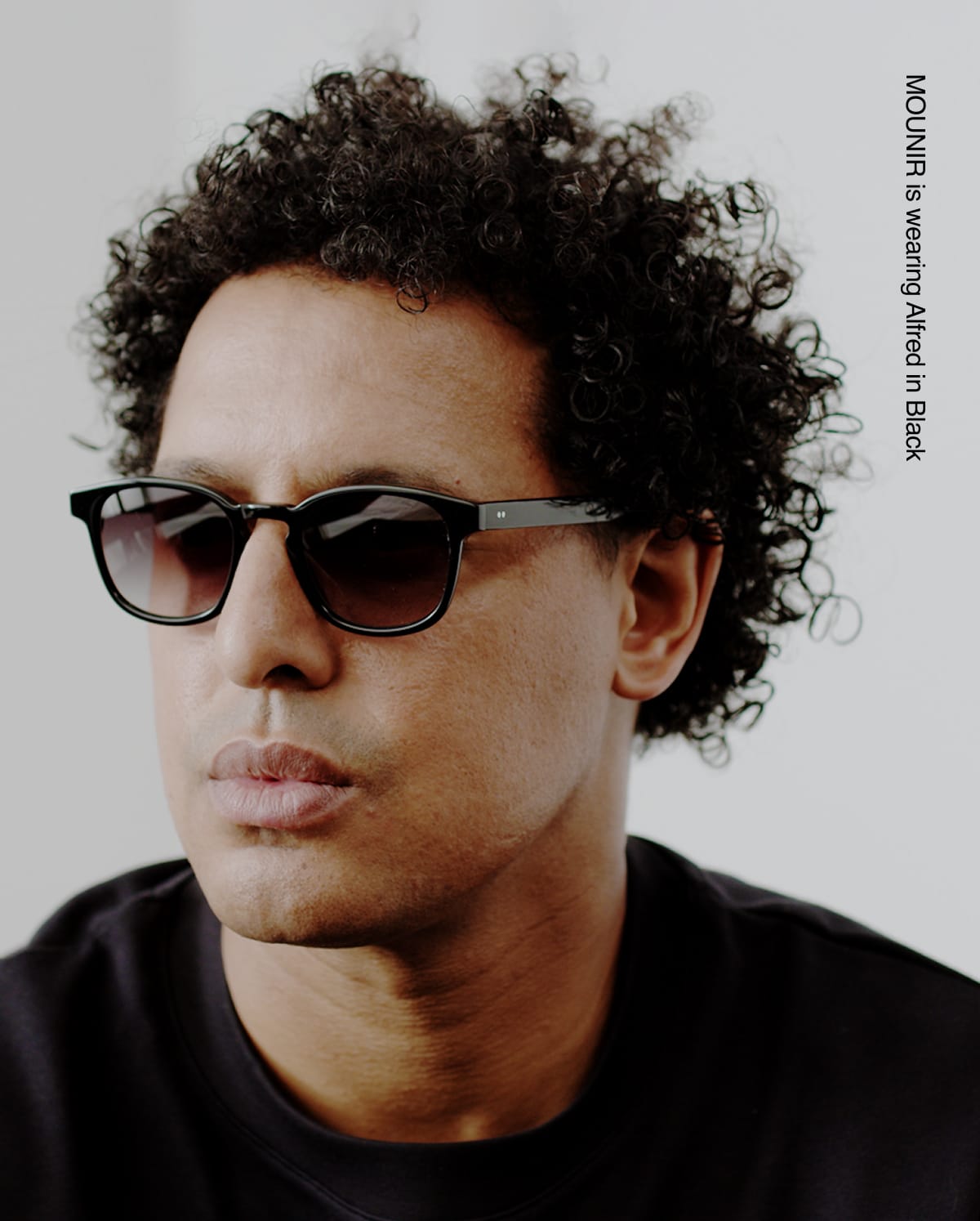 Model wearing the Alfred sunglasses in black